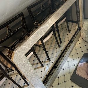Selling a marble table with 6 chairs
